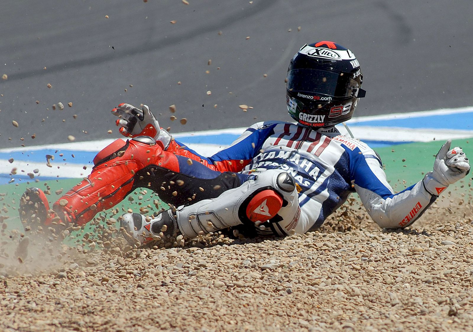 Jorge Lorenzo, en el momento en el que se cae de la moto en mitad de la curva de Angel Nieto.