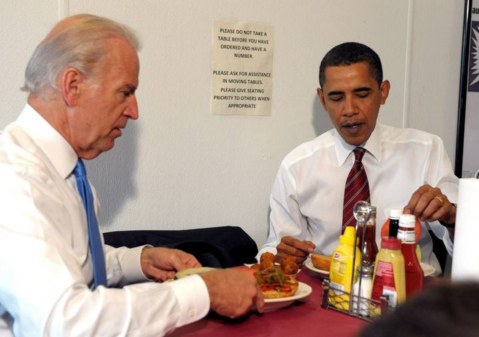 El vicepresidente de EE.UU. y su jefe en el Ray's Hell Burger, a las afueras de Washington.
