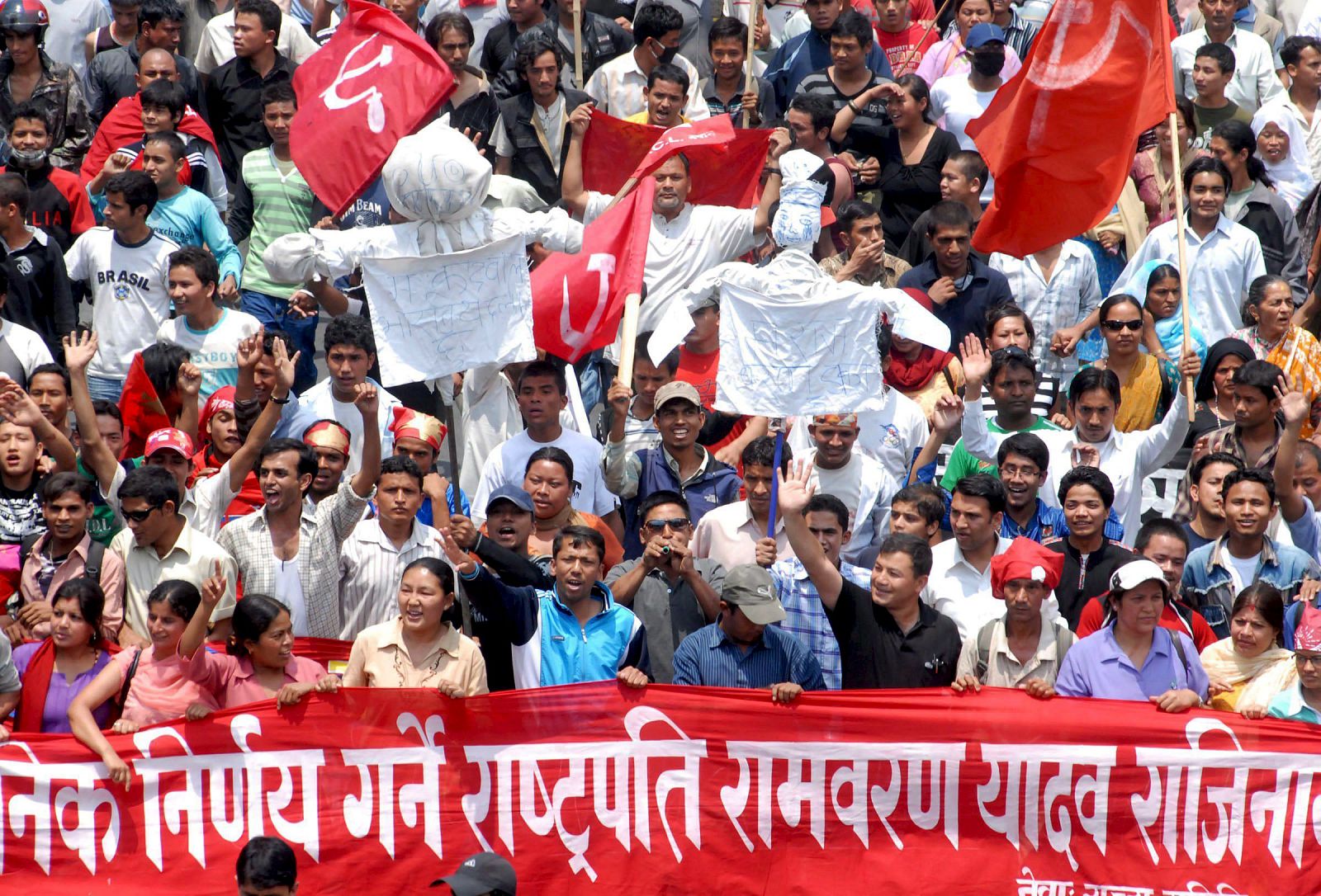 Manifestación de los maoístas en contra del presidente de Nepal, el lunes en Katmandú.
