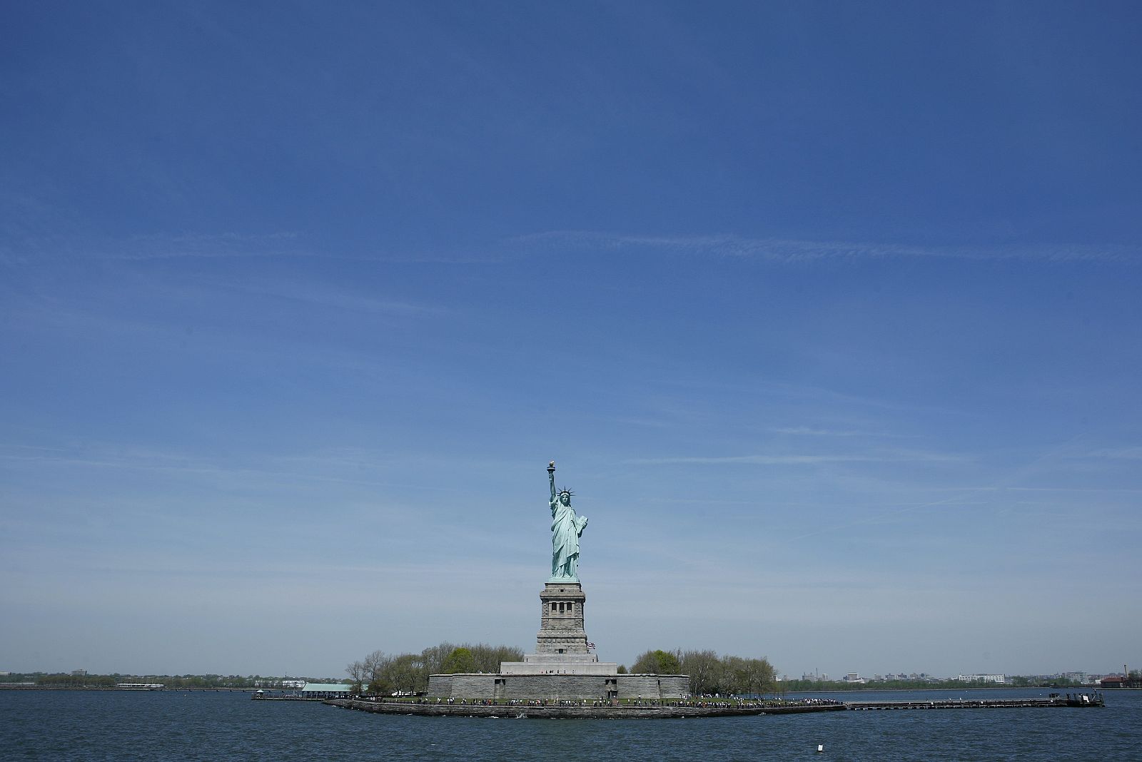 La Estatua de la Libertad, vista desde la bahía de Nueva York