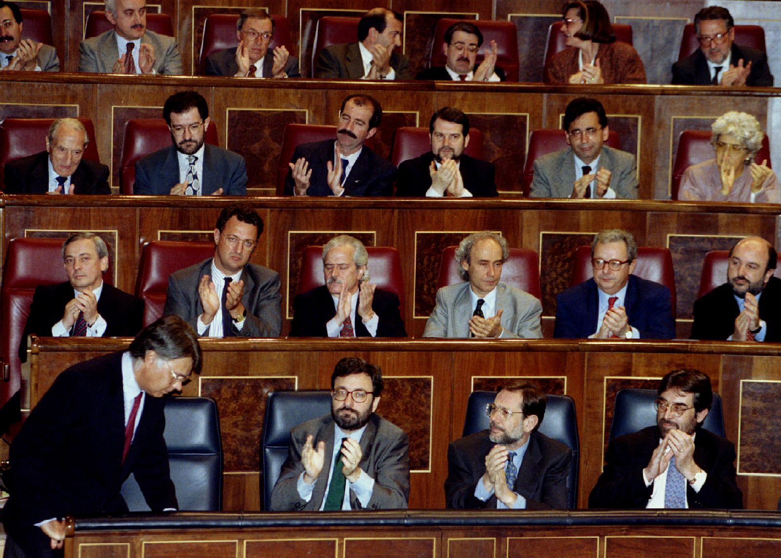 SPANISH PRIME MINISTER GONZALEZ IS APPLAUDED BY OSICALIST PARLEMENTARIANS AND CABINET MEMBERS AT ...