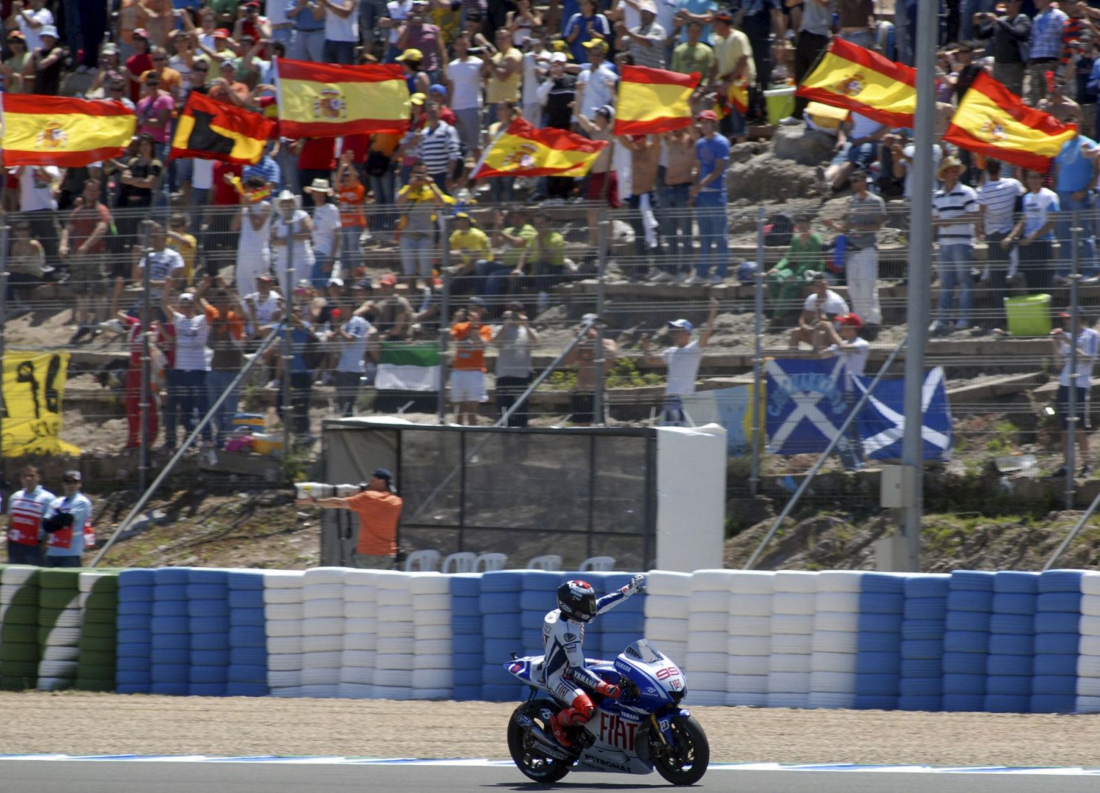 Jorge Lorenzo celebra la pole antes de caerse en el circuito de Jerez.