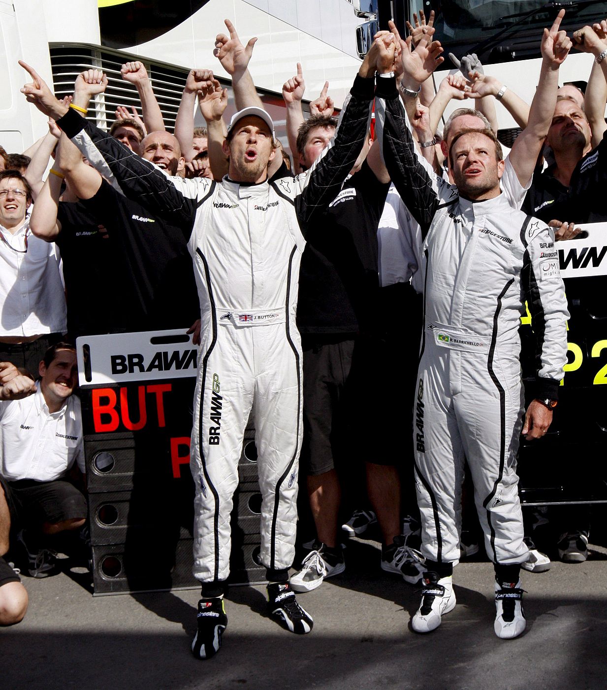 Button y Barrichello celebran el último doblete de Brawn GP.