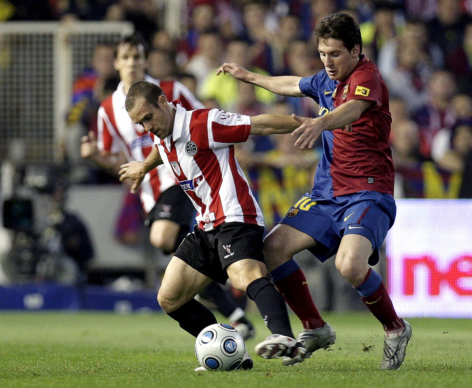 Messi disputa un balón al defensa del Athletic Koikili en la final de 2009