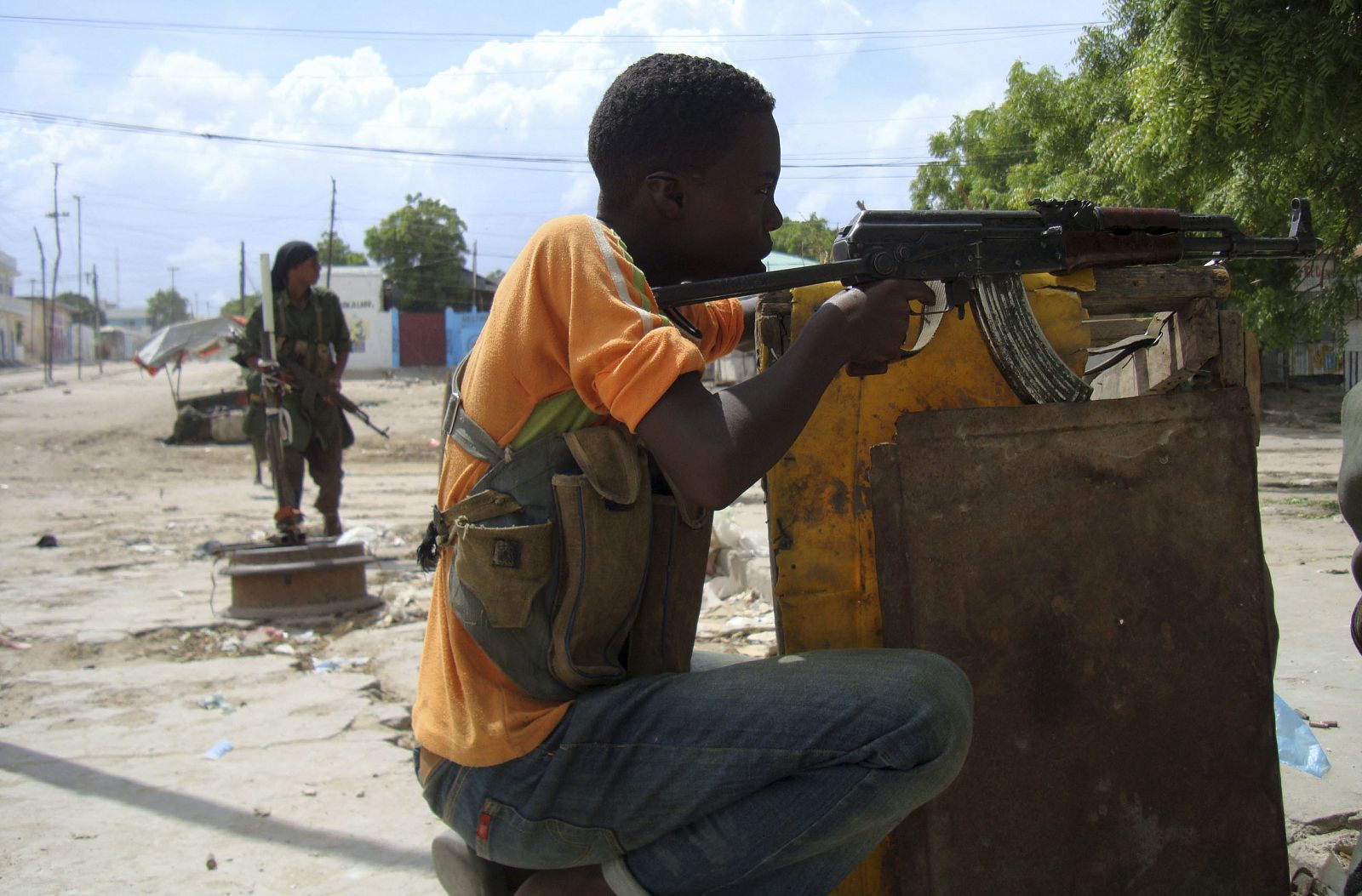 Somali Islamist fighters hold their weapons in defensive positions near road that links to the presidential palace in the capital Mogadishu