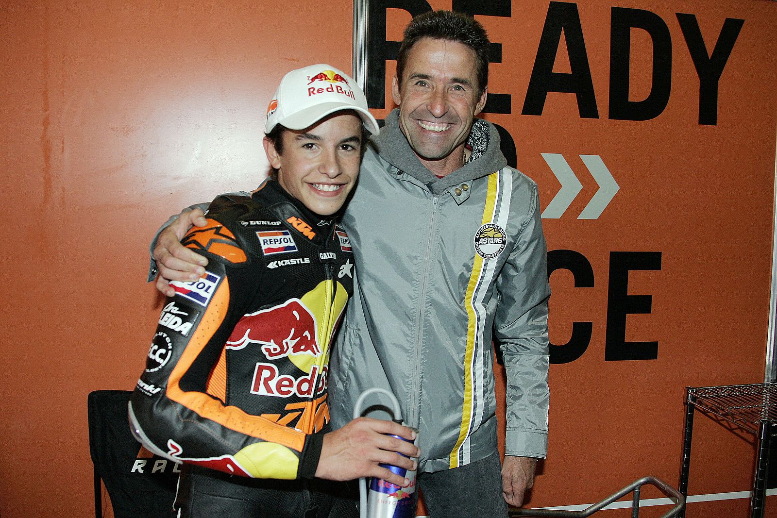 Marc Márquez y su padre, Julià, celebraron la 'pole' en el box de KTM.