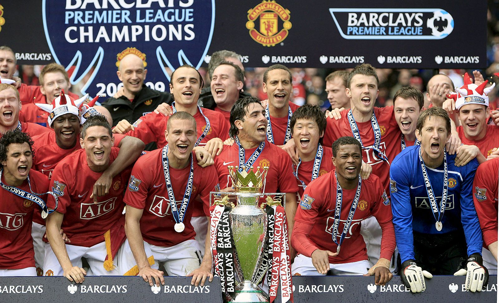La plantilla del United se hace la foto oficial del campeón de la Premier 2009.