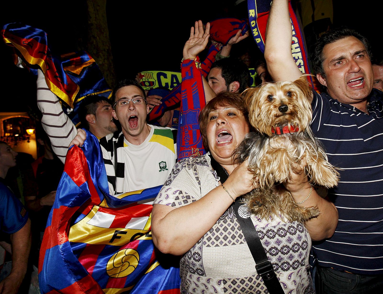 Seguidores del FC Barcelona celebran, esta noche en Canaletas, la consecución de la Liga de Campeones después de que el Barça ganara al Manchester United por 2-0 en la final jugada en el estadio Olímpico de Roma.