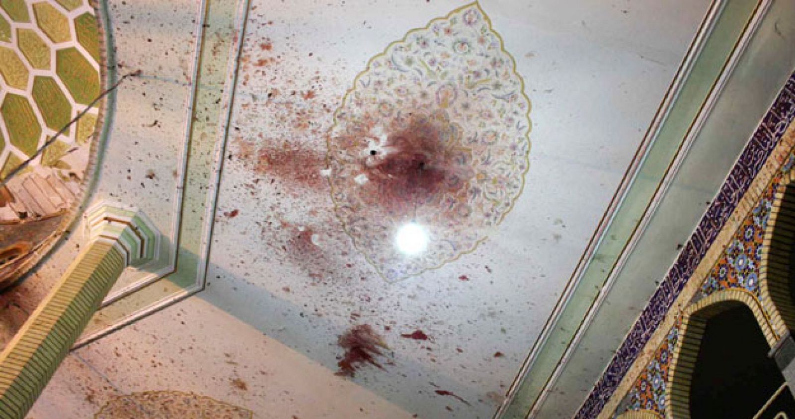En el techo de la mezquira de la ciudad de Zahedan, en el sureste de Irán, se pueden apreciar las marcas de sangre que ha dejado la explosión que ha causado la muerte a 30 personas.