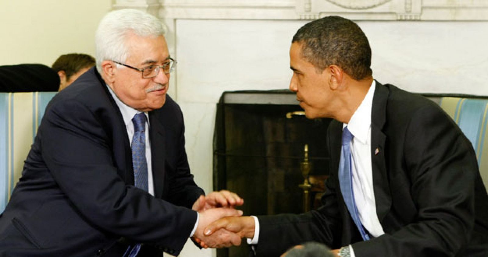El presidente de EE.UU, Barack Obama, y su homólogo palestino, Mahmud Abás, se dan la mano durante su encuentro en el despacho oval de la Casa Blanca en Washington.