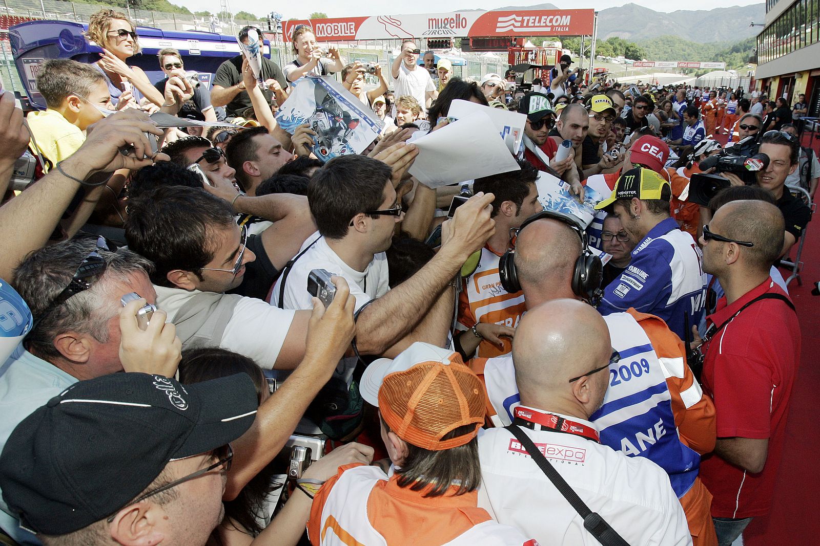 Una multitud se agolpó alrededor de Valentino Rossi a la caza de una autógrafo.