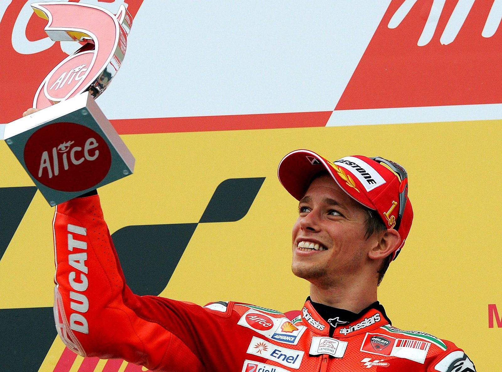Casey Stoner, del equipo Ducati Marlboro, celebra en el podio su victoria.