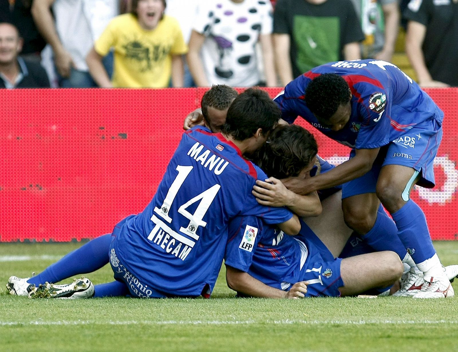 Los jugadores del Getafe celebran el gol del empate que les dio la permanencia.