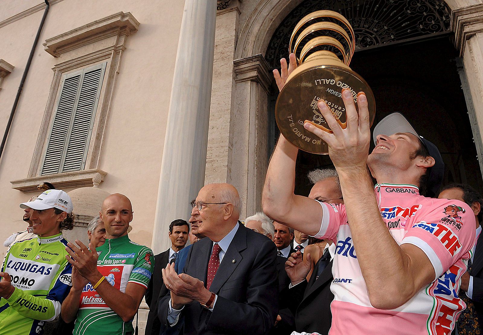 Menchov celebra su victoria en la 92ª edición del Giro y recibe su trofeo.