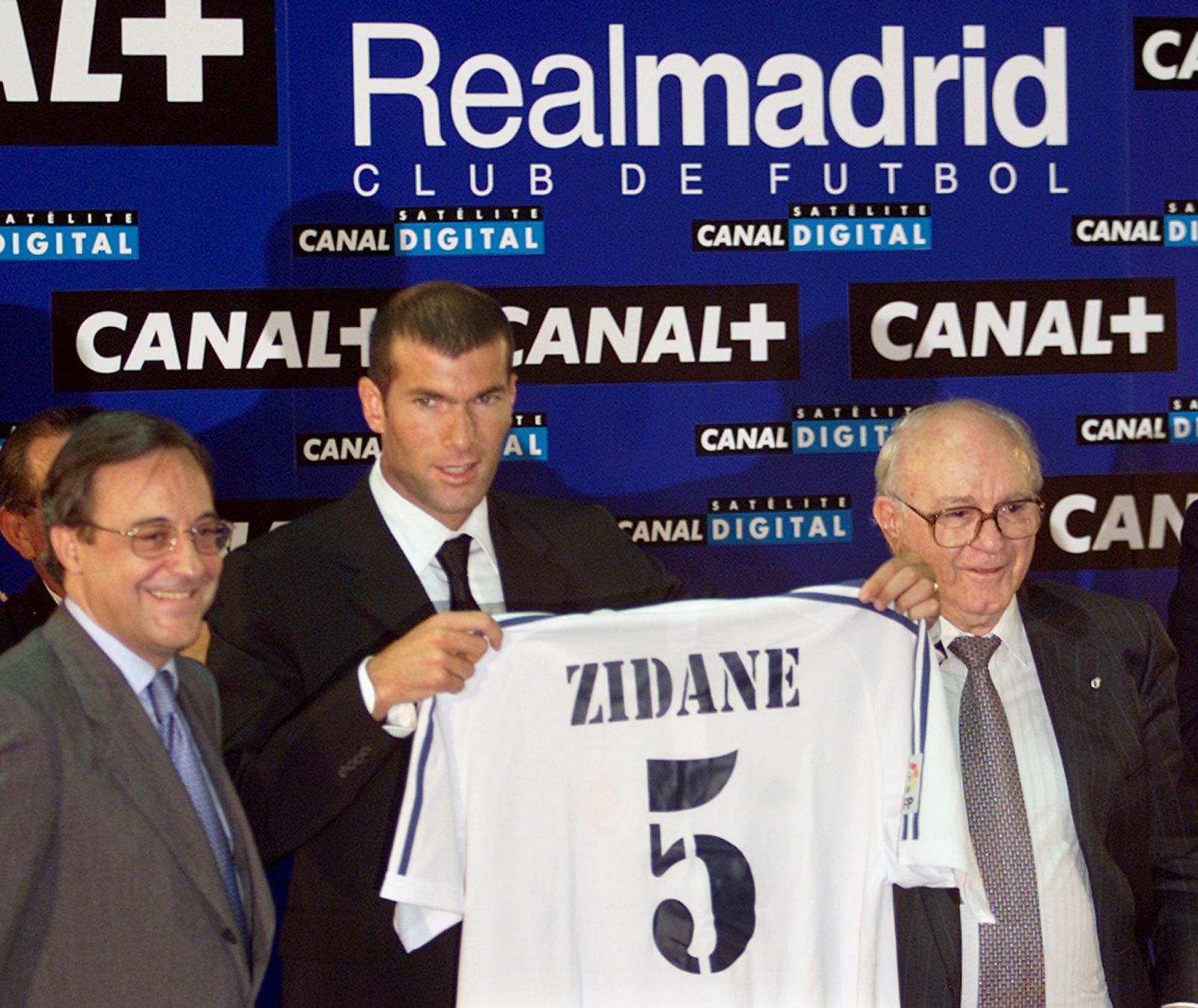 La primera vez que Zidane fichó por el Madrid fue como jugador, el buque insignia de Florentino.