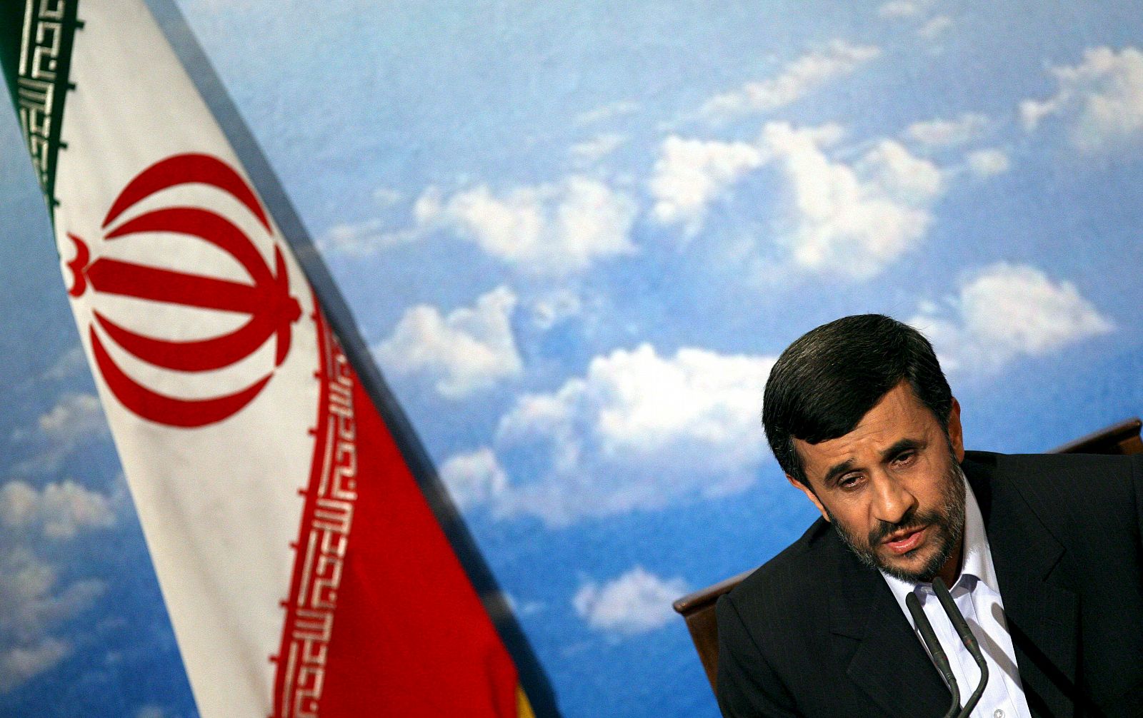 El presidente iraní, Mahmud Ahmadineyad, saluda a los medios a su llegada a una rueda de prensa en Teherán