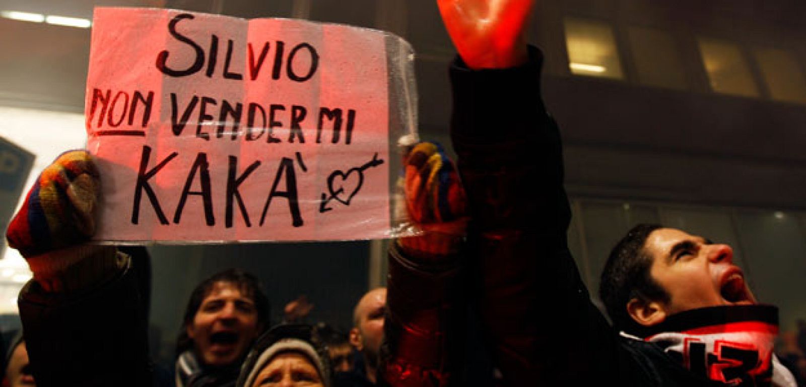 Un grupo de hinchas se manifiesta en enero contra la venta de Kaká.