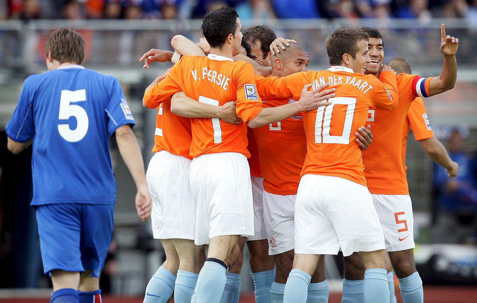 Los jugadores de la selección holandesa de fútbol celebran el 2-0 de su equipo contra la selección de Islandia