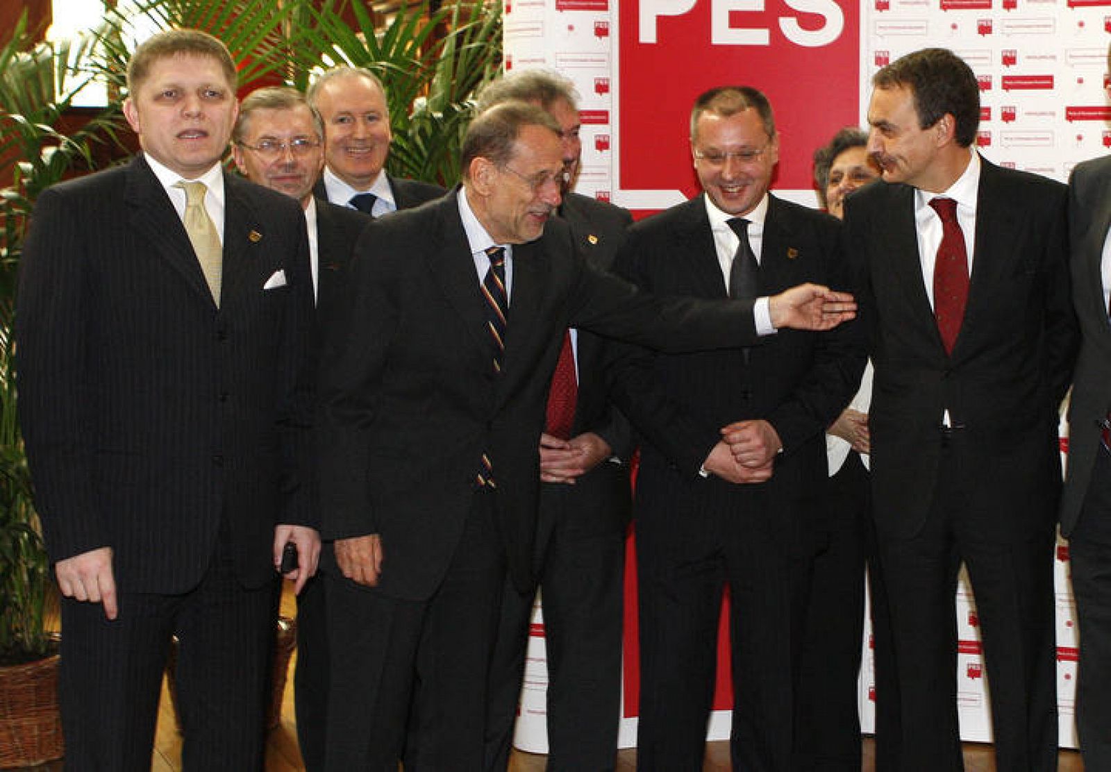 Zapatero, junto a líderes socialistas europeos en una reunión del PSE celebrada en 2008.