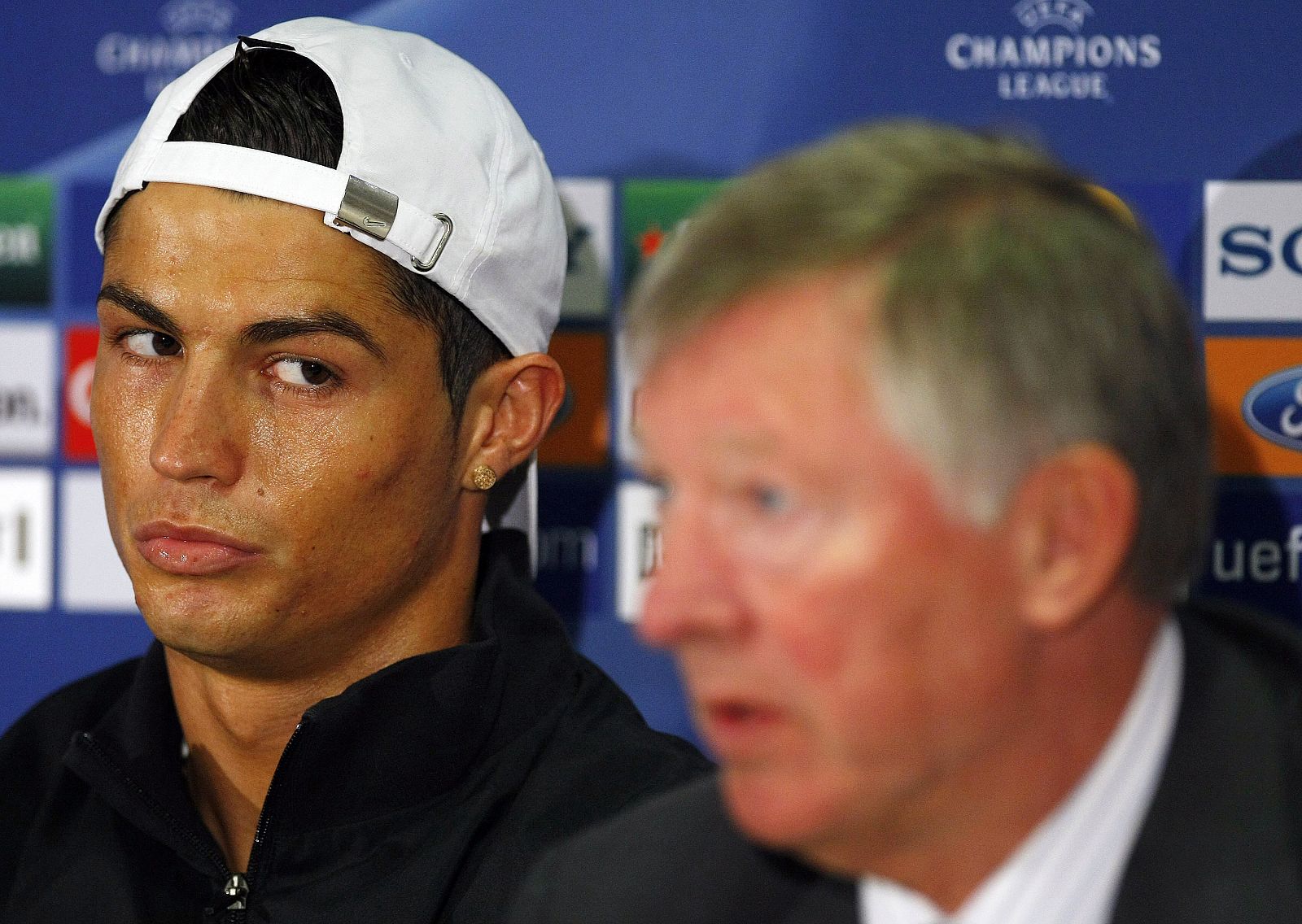 Cristiano Ronaldo mira a Alex Ferguson en una rueda de prensa del Manchester