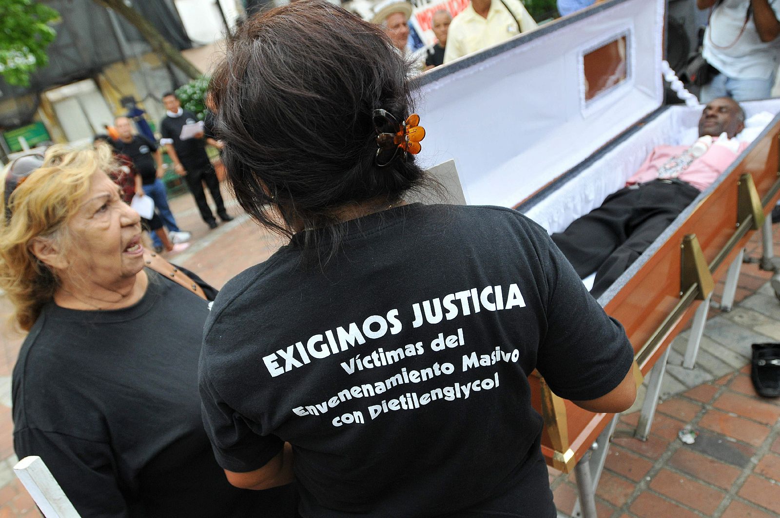 Varias personas protestan en Ciudad de Panamá por el caso de dietilenglicol