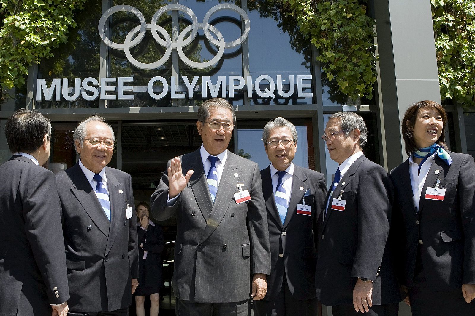 El gobernador de Tokio, Shintario Ishihara, tercero por la ziquierda, y el director de la candidatura nipona, Ichiro Kono -segundo a la derecha-, tras presentar la candidatura de Tokio 2016.