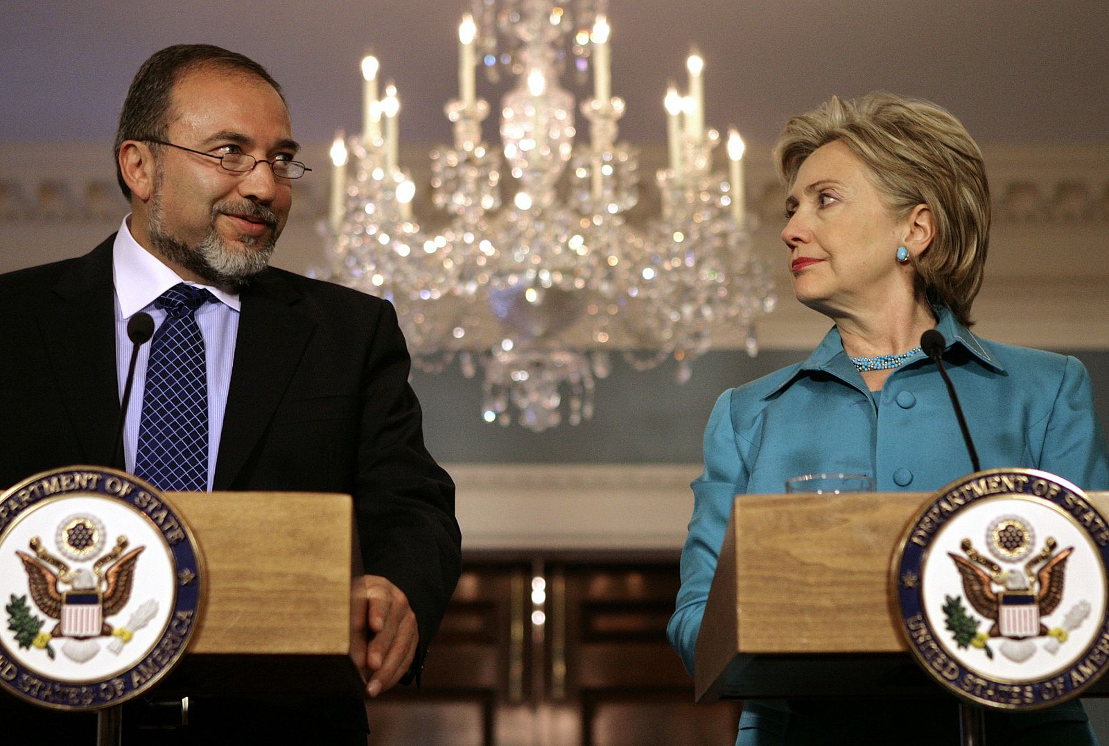 El ministro israelí de Exteriores, Avigdor Lieberman, junto a la secretari de Estado estadounidense, Hillary Clinton, durante la rueda de prensa conjunta celebra en Washington.