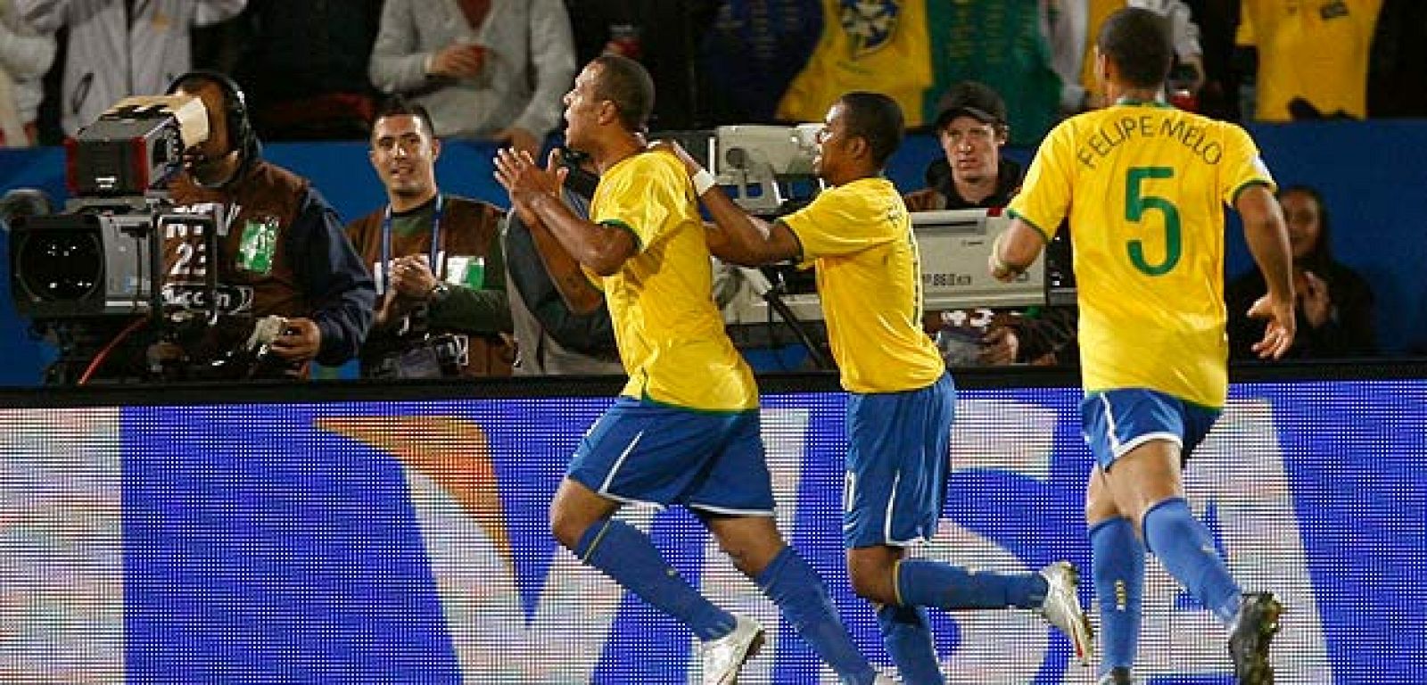 Luis Fabiano ha marcado dos de los tres goles de los brasileños.