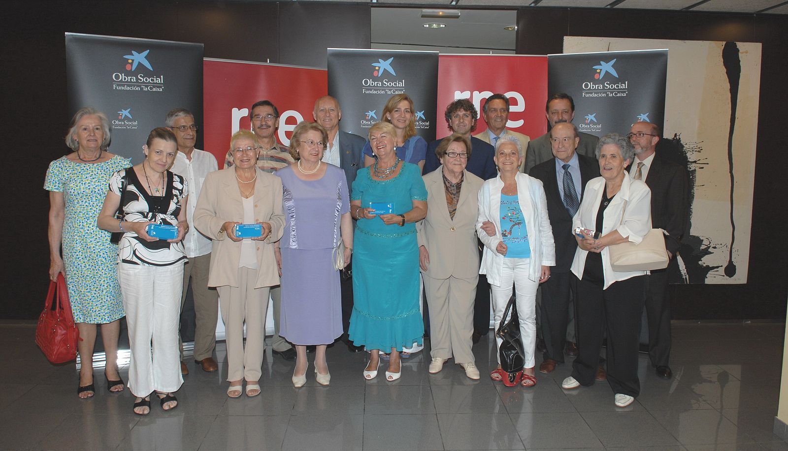 Foto de familia de los finalistas del el primer concurso de relatos escritos por mayores