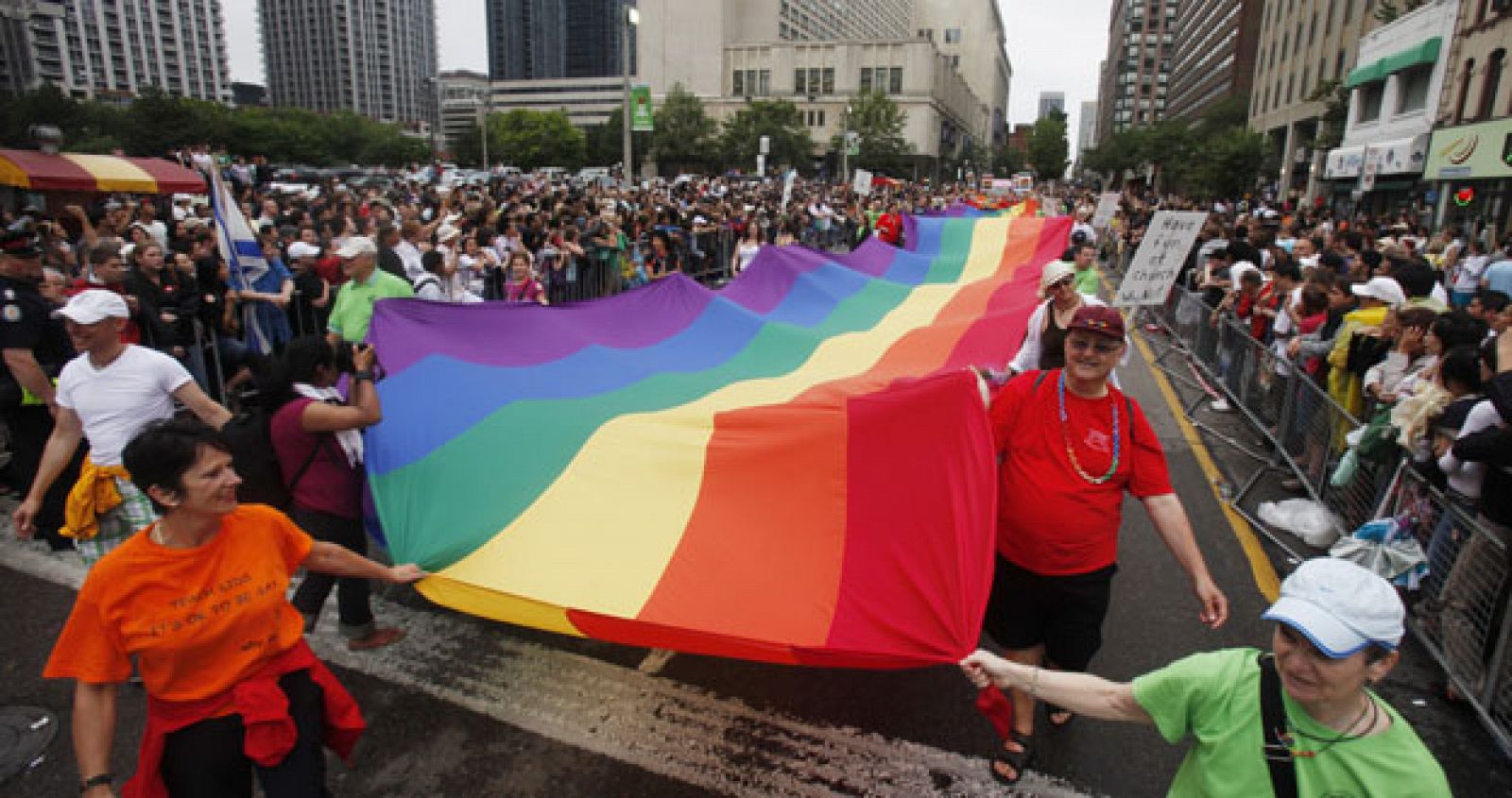 Varias personas portan una bandera gigante el Día del Orgullo Gay en Toronto