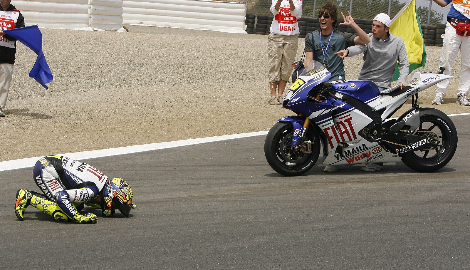 Valentino Rossi besa la curva conocida como el 'sacacorchos' después de ganar.