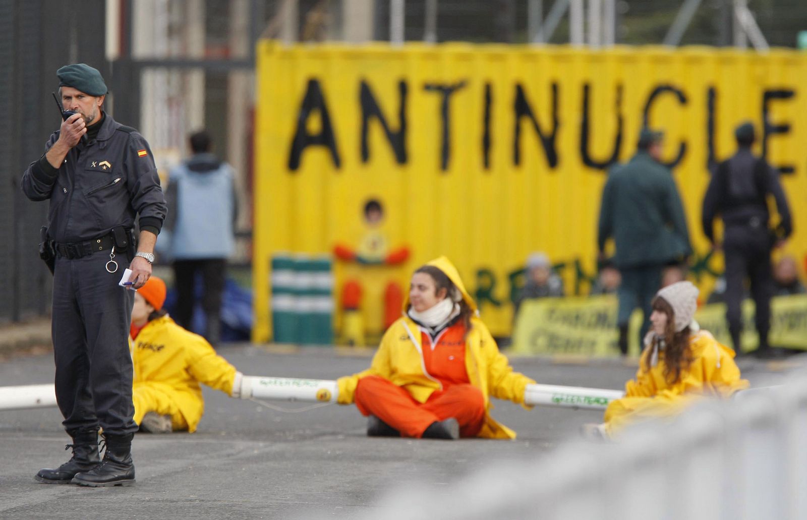 Activistas de Greenpeace en Garoña