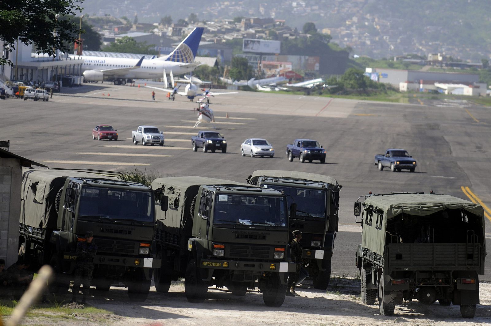 Detalle de el aeropuerto de Tegucigalpa custodiado por militares tras el anuncio de la intención de regresar del depuesto presidente, Zelaya.