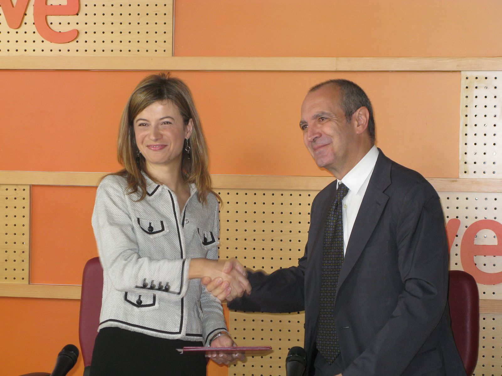 Bibiana Aído y Luis Fernández, durante la firma del convenio entre el Ministerio de Igualdad y la Corporación RTVE.