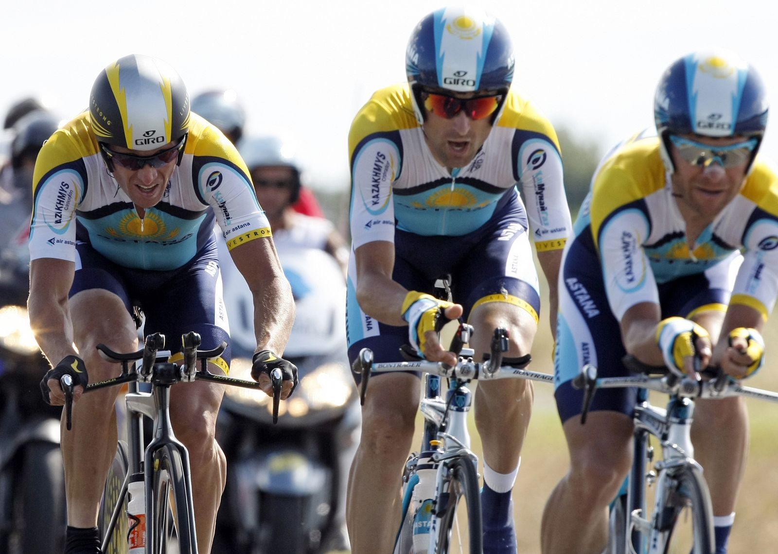 Lance Armstrong y el español Haimar Zubeldia en un momento de la etapa.
