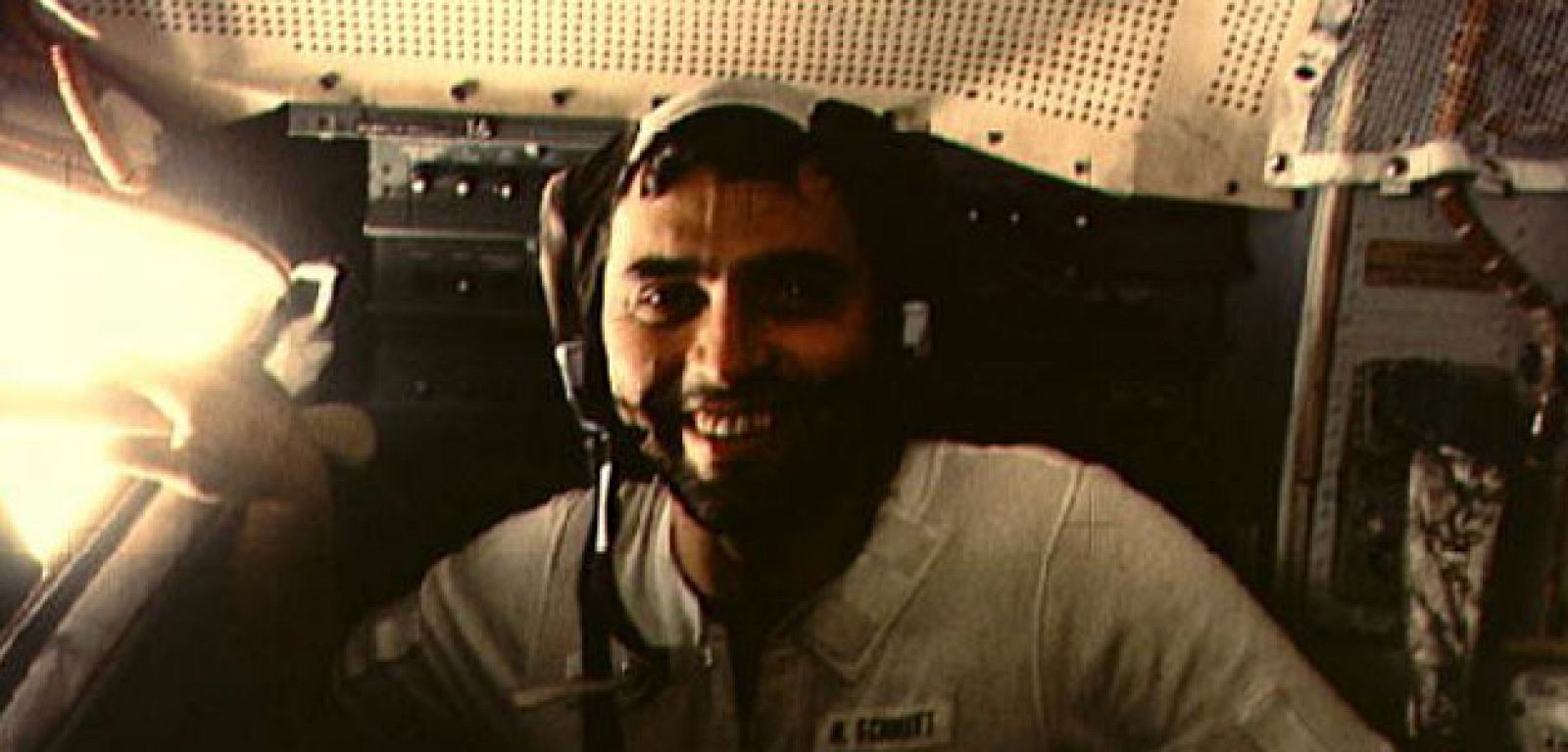 Harrison Schmitt, piloto del módulo lunar del Apolo 17. Fotografiadiado dentro del módulo mientras seguía la actividad de sus compañeros en la superficie de la Luna con los EVA-2 .