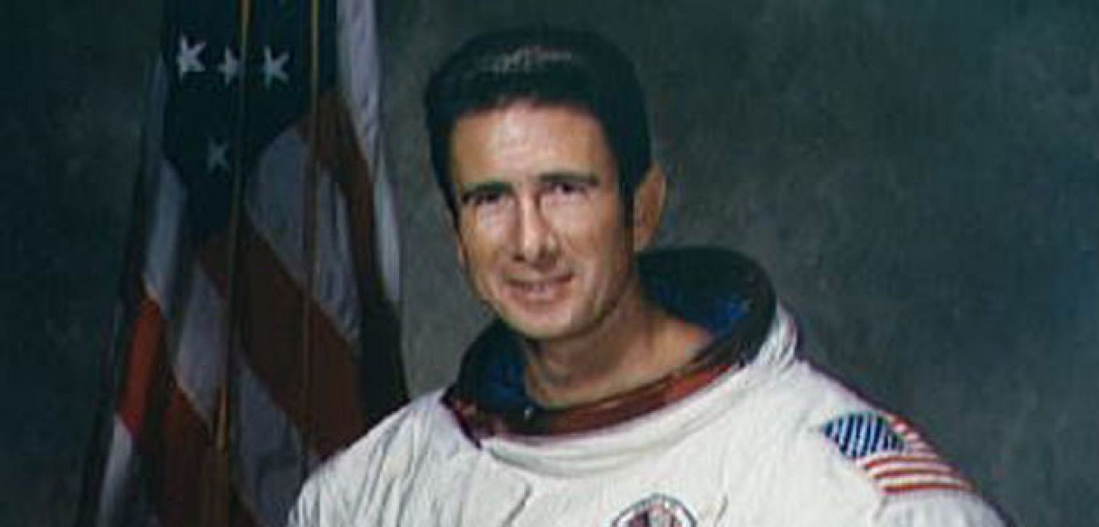 James Irwin, astronauta que participó en la misión Apolo 15, posando con su traje espacial.