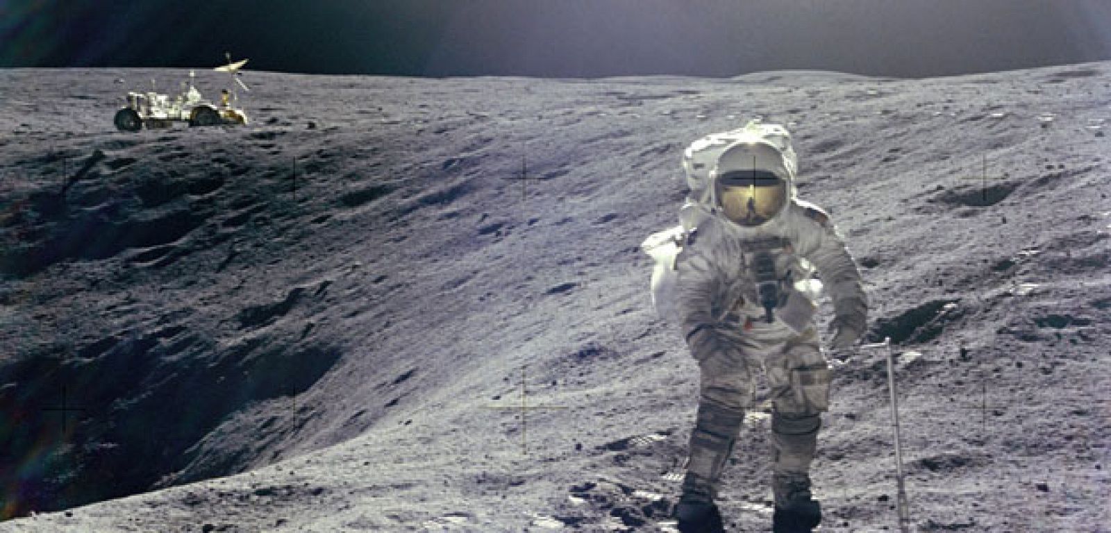 Charles Duke, piloto del Apolo 16, fotografiado recogiendo pruebas de la superficie lunar.