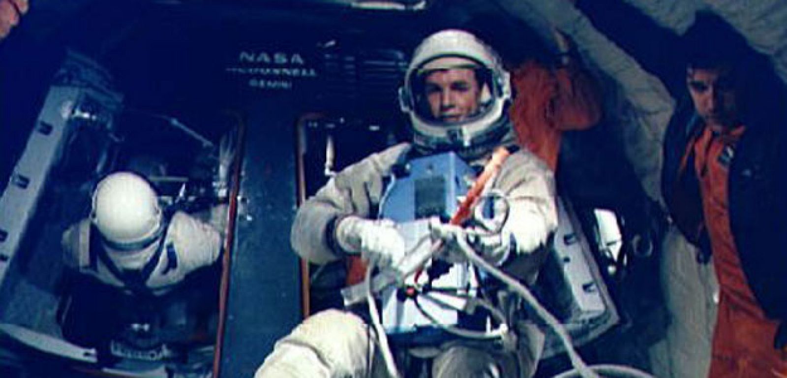 David Scott, suspendido en un estado ingrávido con el traje espacialdurante la actividad extravehicular. en la misión Apolo 12 de 1969.