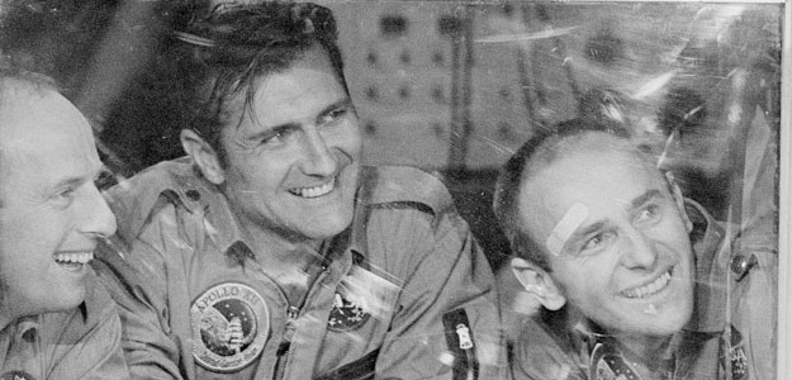 Richard F. Gordon (en el centro), comandante del Apolo 12 y piloto del módulo de mando de la misión.
