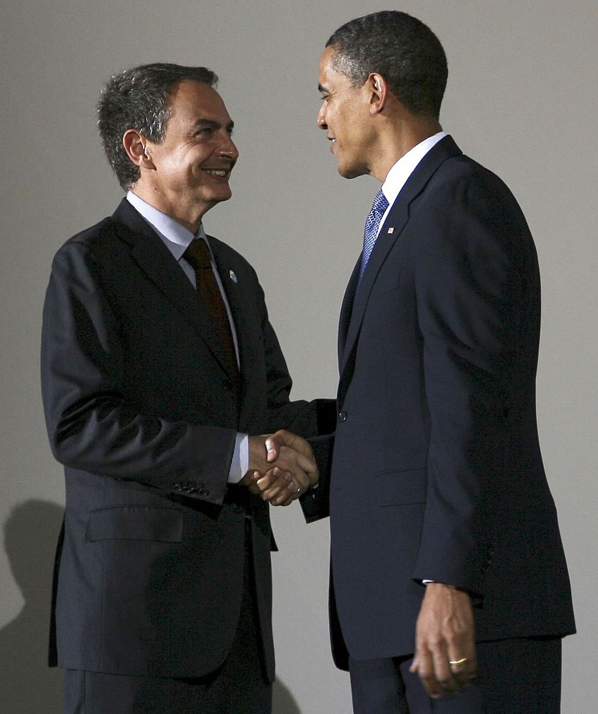 Zapatero saluda a Obama antes de la foto de familia del G-8.