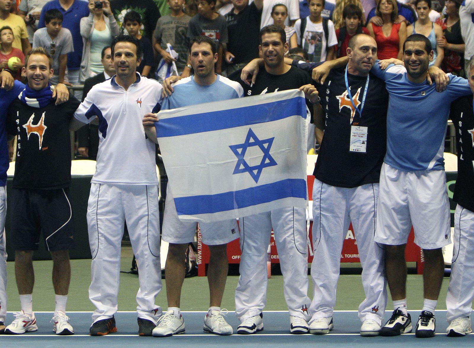 El equipo israelí celebra su pase a las semifinales de la Copa Davis, logrado en Tel Aviv ante Rusia.