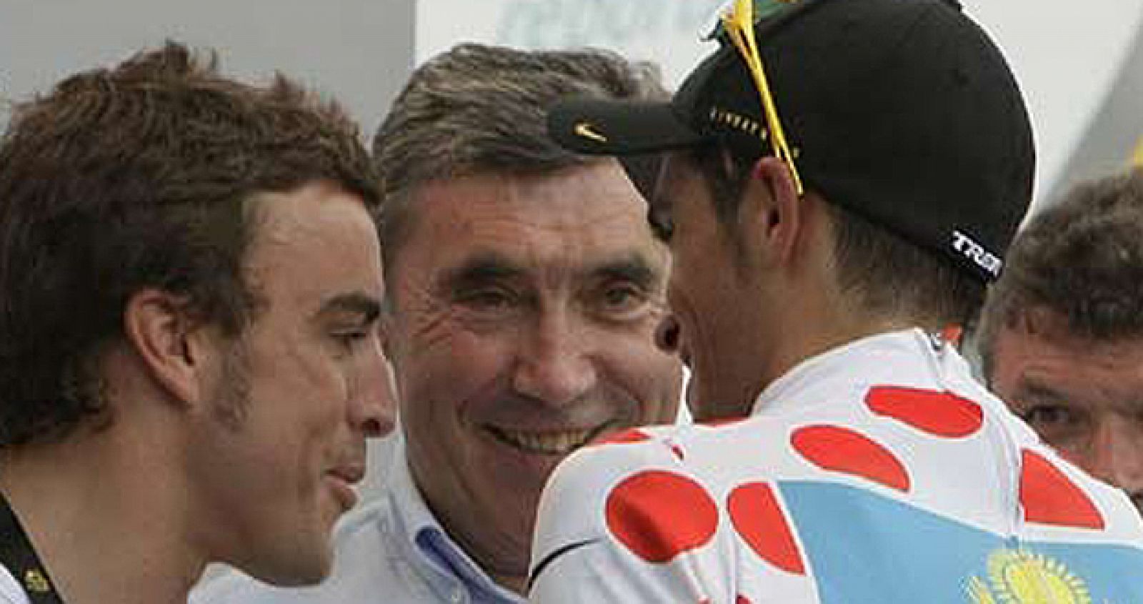 El piloto español de Fórmula Uno, Fernando Alonso, y el ciclista madrileño Alberto Contador, coincidieron en la primera etapa del Tour de Francia en Mónaco.