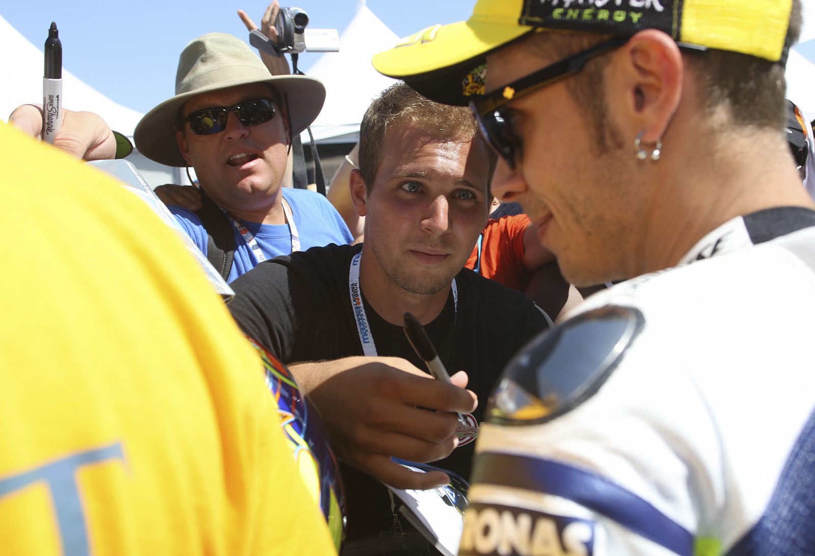Valentino Rossi, firmando autógrafos en el circuito de Laguna Seca.
