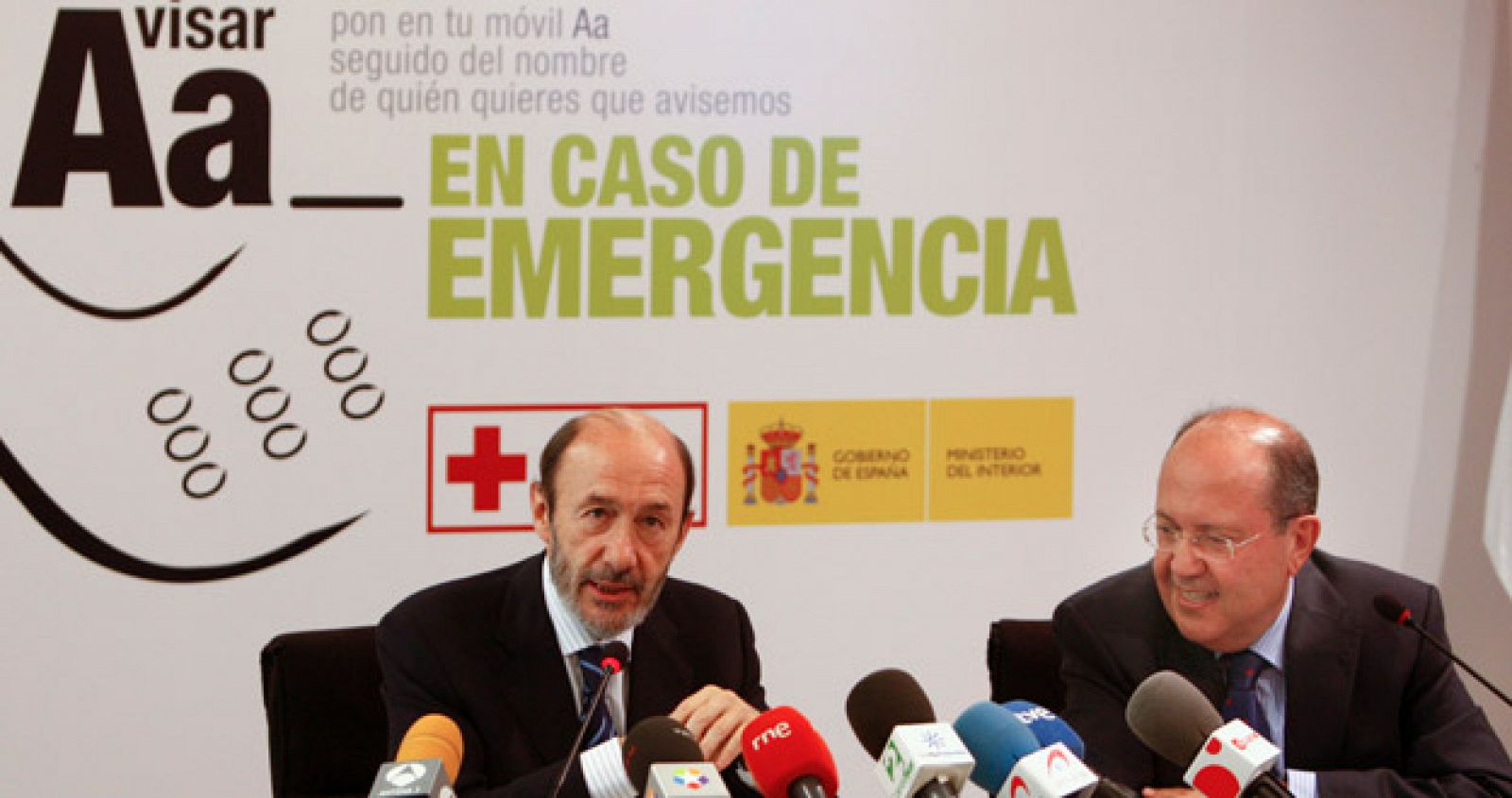 El ministro del Interior, Alfredo Pérez Rubalcaba (izda), y el presidente de Cruz Roja Española, Juan Manuel Suárez del Toro, durante la firma de un acuerdo para facilitar los avisos en situaciones de emergencia