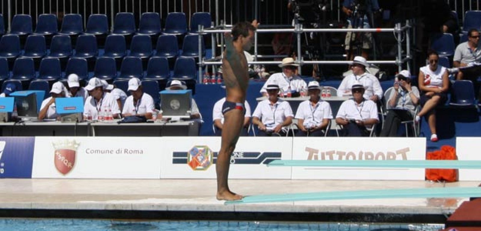 El español Carlos Calvo prepara un salto durante la competición.