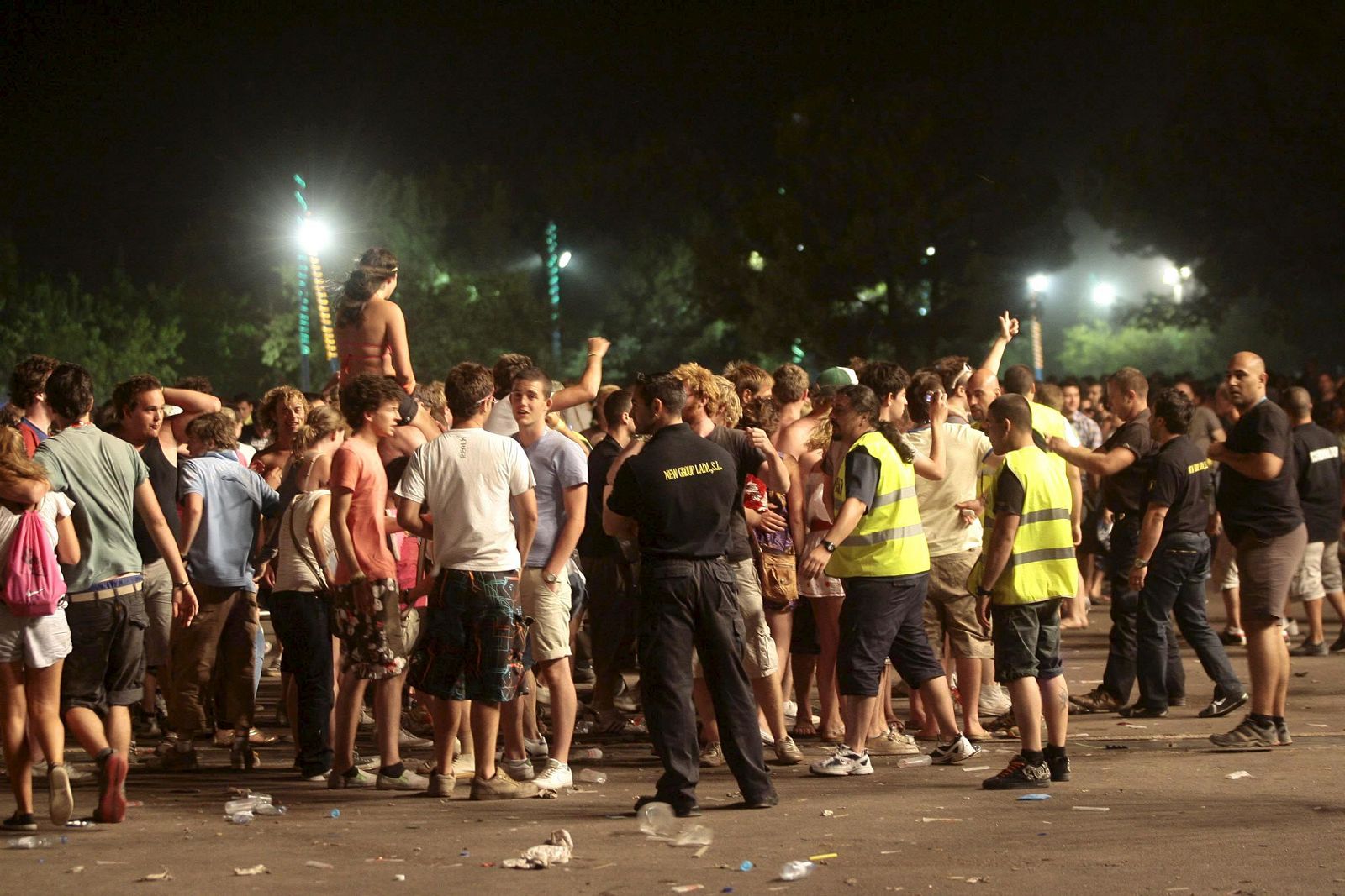 Miembros de la organización del Festival Internacional de Benicássim intenta desalojar al público