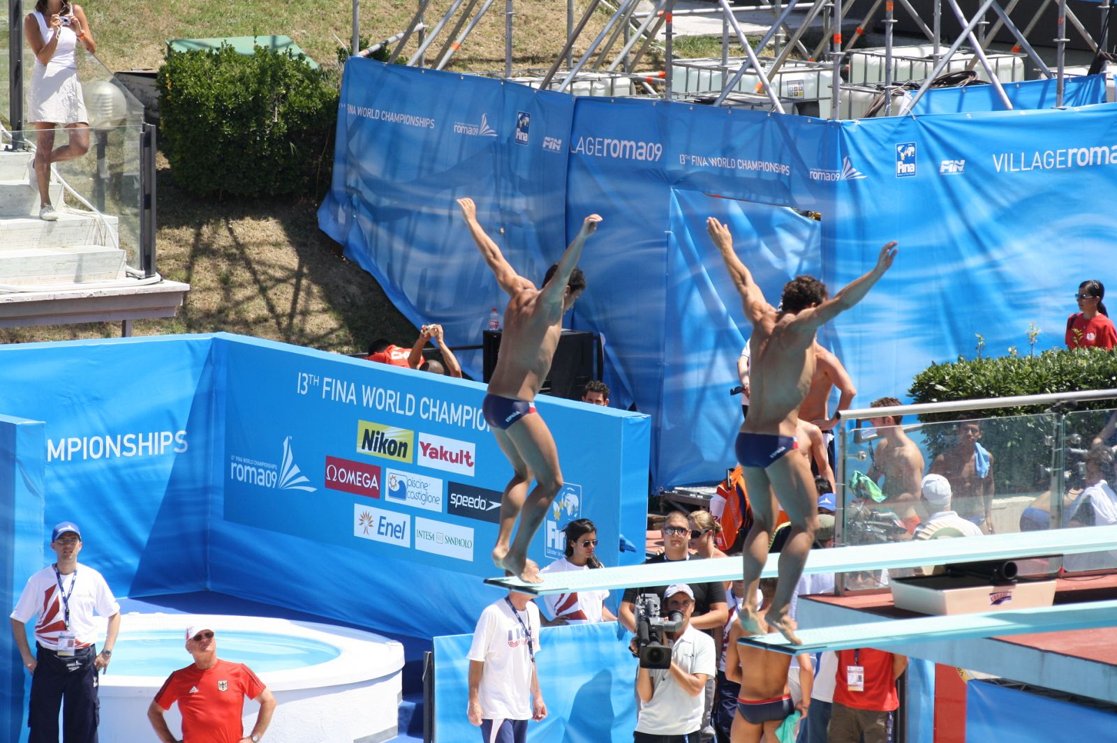 La pareja española formada por Carlos Calvo y Javier Illana ejecuta uno de sus saltos.