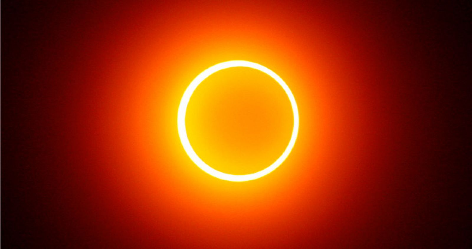 La Luna al pasar entre la Tierra y el Sol produce el efecto óptico conocido como "anillo solar"