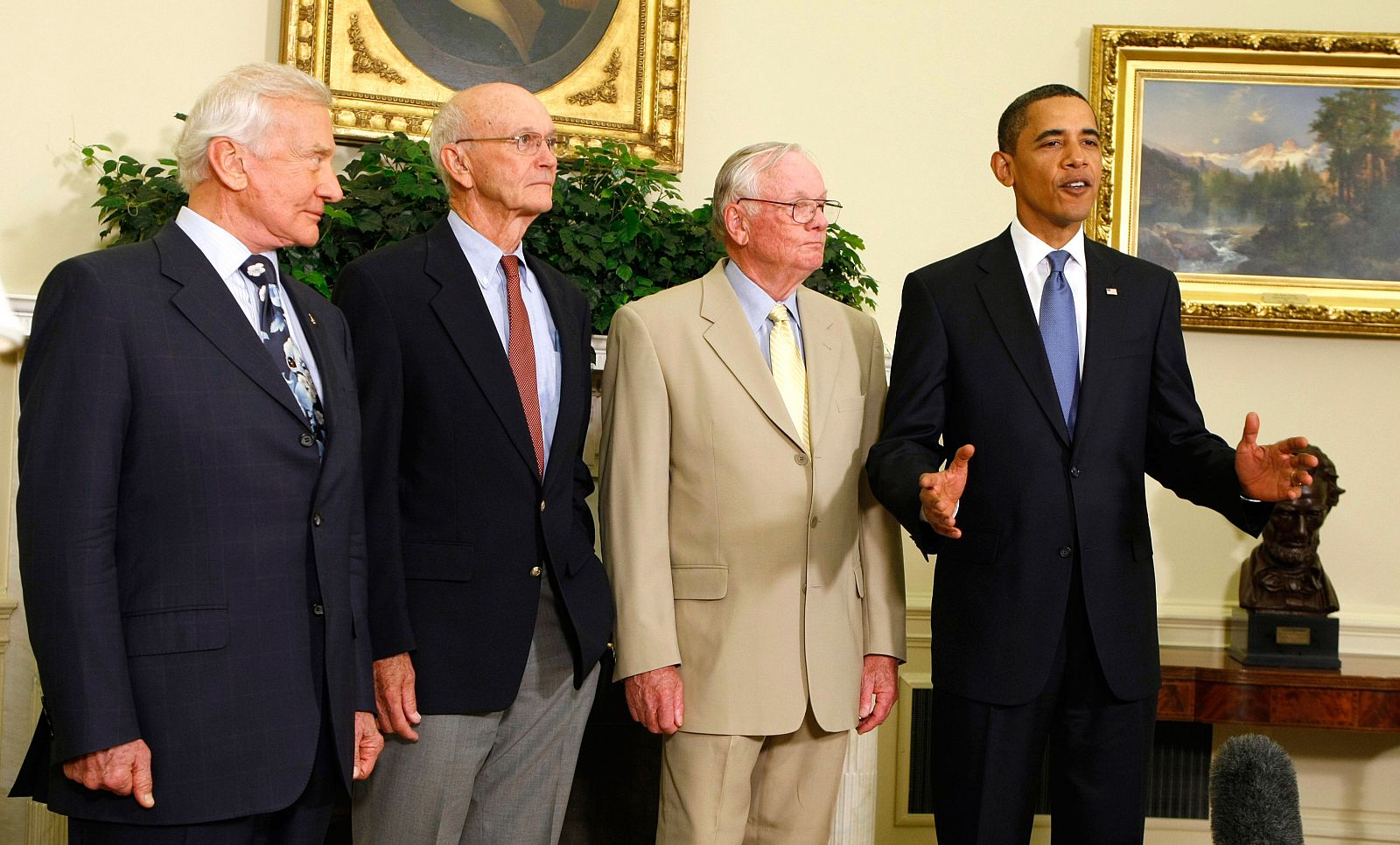 Obama recibe en el Despacho Oval a Armstrong, Aldrin y Collins 40 años después de su llegada a la Luna.